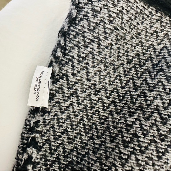 Lord and Taylor 100% merino wool mini skirt in great condition Size XS - Picture 4 of 4